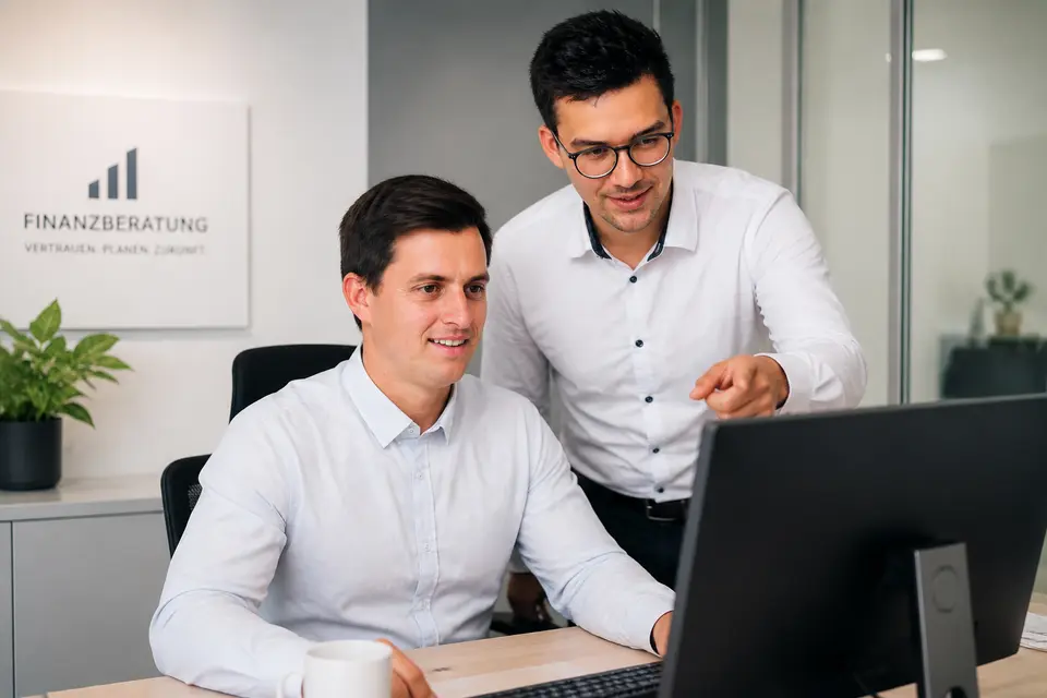 Jakob und Anselm Schilk arbeiten gemeinsam an einem anspruchsvollen Finanzierungsfall